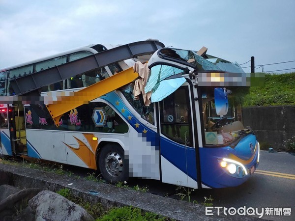 ▲▼羅東運動公園提防路，一遊覽車撞到限高警示。（圖／記者游芳男翻攝）