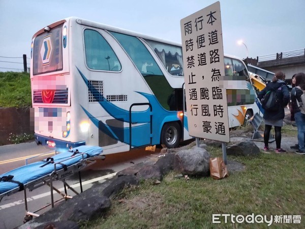 ▲▼羅東運動公園提防路，一遊覽車撞到限高警示。（圖／記者游芳男翻攝）