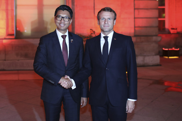 ▲▼馬達加斯加總統拉喬利納（Andry Rajoelina左）2019年10月與法國總統馬克宏會面。（圖／達志影像／美聯社）