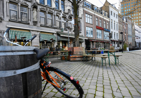 ▲荷蘭收到新冠肺炎疫情影響，餐館關閉、街頭冷清。（圖／路透）
