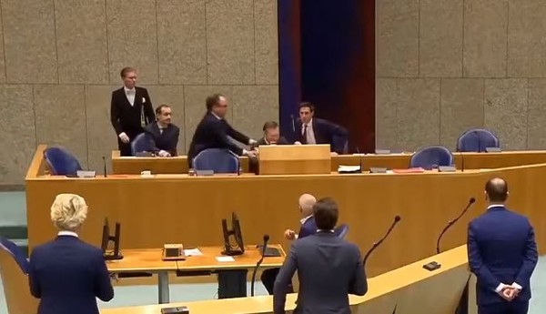 ▲荷蘭衛生部長在接受質詢時暈倒。（圖／翻攝自Youtube）