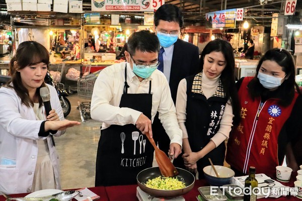 ▲▼宜蘭市長江聰淵化身「阿淵師」（上圖右）與營養師張甄玲教大家4道提升免疫力的食譜。（圖／記者游芳男翻攝，下同）