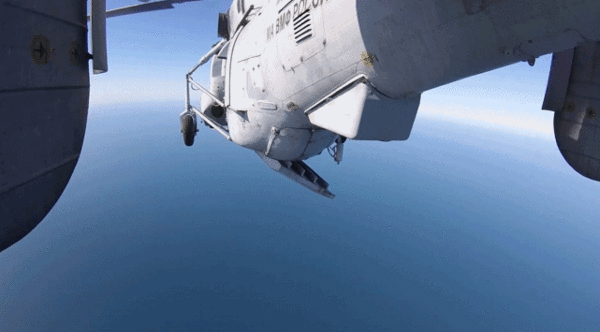 ▲卡-31R預警直升機機腹雷達平板先翻轉90度，再水平旋轉打開。（圖／翻攝環球網）