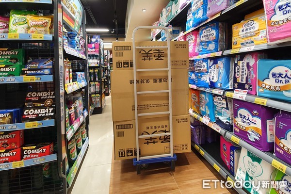 ▲▼疫情,生活用品,缺貨,搶購,補貨,物資,超級市場,賣場,全聯,商品,貨架,日用品,民生用品。（圖／記者周宸亘攝）