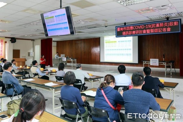 ▲因應武漢肺炎疫情嚴峻，台南市長黃偉哲出席通訊診療研討會，聽取通訊診療實作暨實施報告，並感謝醫師們全力協助防疫工作。（圖／記者林悅翻攝，下同）