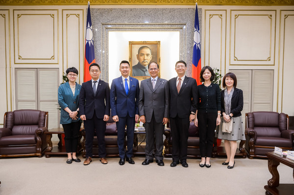 ▲▼游錫堃接見新加坡駐台北商務辦事處商務代表大使葉偉傑。（圖／游錫堃辦公室提供）