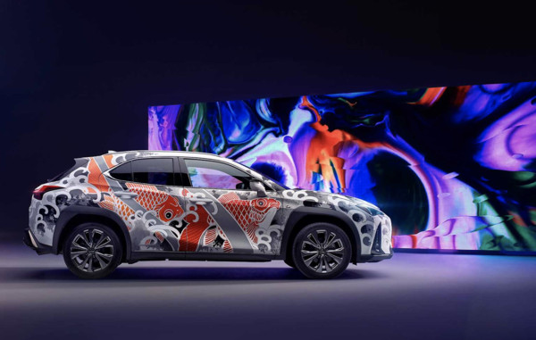 ▲Lexus打造全球首部UX「刺青車」　鮮紅錦鯉全甲上身超搶眼。（圖／翻攝自Lexus）