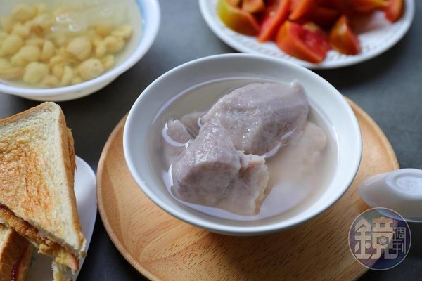 「阿斗伯冷凍芋」賣的食物組合蠻奇特，「冰凍芋」、「熱豆花」、「木耳蓮子湯」還可以配「烤吐司」 。