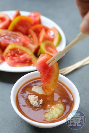 「番茄」蘸油膏，是中南部的特有吃法。（50元／份）