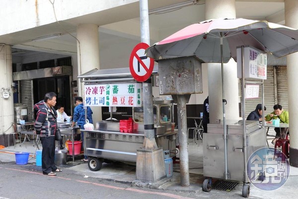 「阿斗伯冷凍芋」位在老城區巷子轉角。