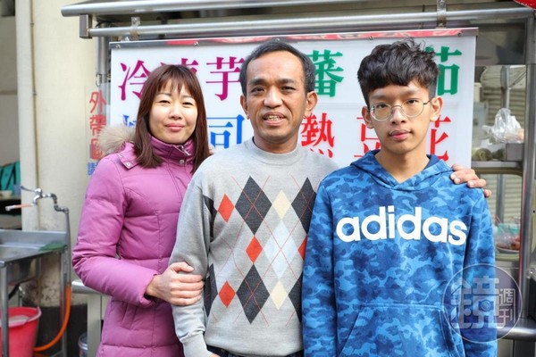 小攤的甜蜜，都來自老闆陳健義（中）、老闆娘阮玉孝（左）和兒子陳定營（右）一家人的努力。