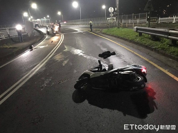 ▲▼檳榔攤女員工酒駕騎車在關渡橋撞分隔島自摔身亡。（圖／記者陳豐德翻攝）