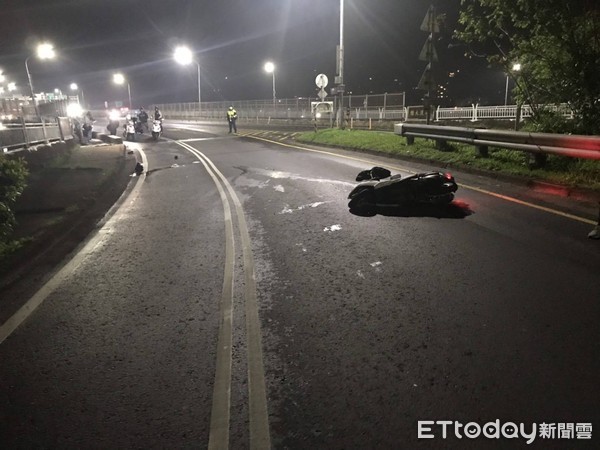 ▲▼檳榔攤女員工酒駕騎車在關渡橋撞分隔島自摔身亡。（圖／記者陳豐德翻攝）