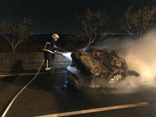 ▲西濱公路自撞車禍，駕駛噴飛當場身亡。（圖／讀者提供）