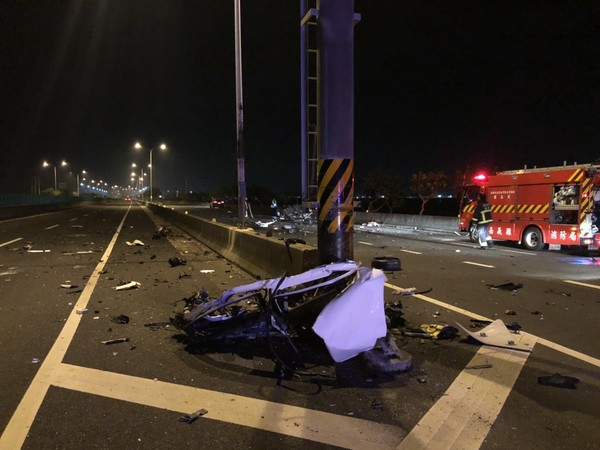 ▲西濱公路自撞車禍，駕駛噴飛當場身亡。（圖／讀者提供）