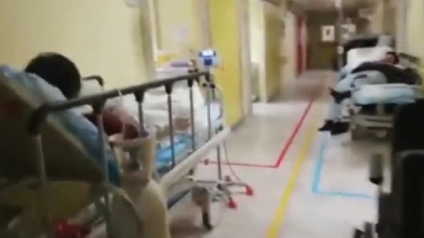 病房被擠爆「年老病患只能排在走廊上」　護士爆料義大利醫院慘況。（圖／翻攝自Twitter／Rommy Muñoz）