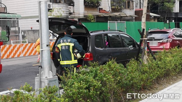 ▲台北市杭州南路巷內，一輛停在汽車格內轎車，車內小孩被反鎖在車內。（圖／記者黃彥傑攝）