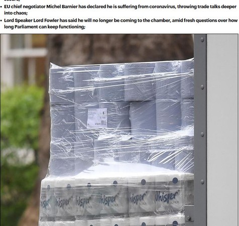 ▲有人拍到，唐寧街10號首相官邸前放著大批衛生紙，正等待搬進府內。(圖／翻攝自網路)
