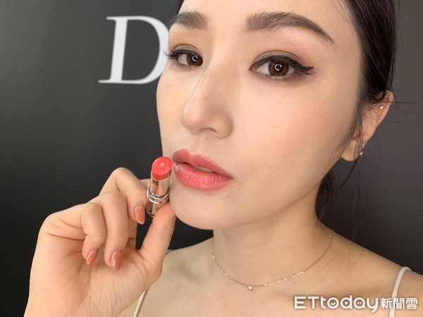 ▲▼一抹好運降臨！Dior推出幸運星唇膏             。（圖／記者曾怡嘉攝）
