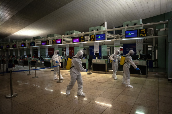 ▲巴塞羅那機場（Barcelona Airport)做好防疫措施，進行全面消毒。（圖／達志影像／美聯社）