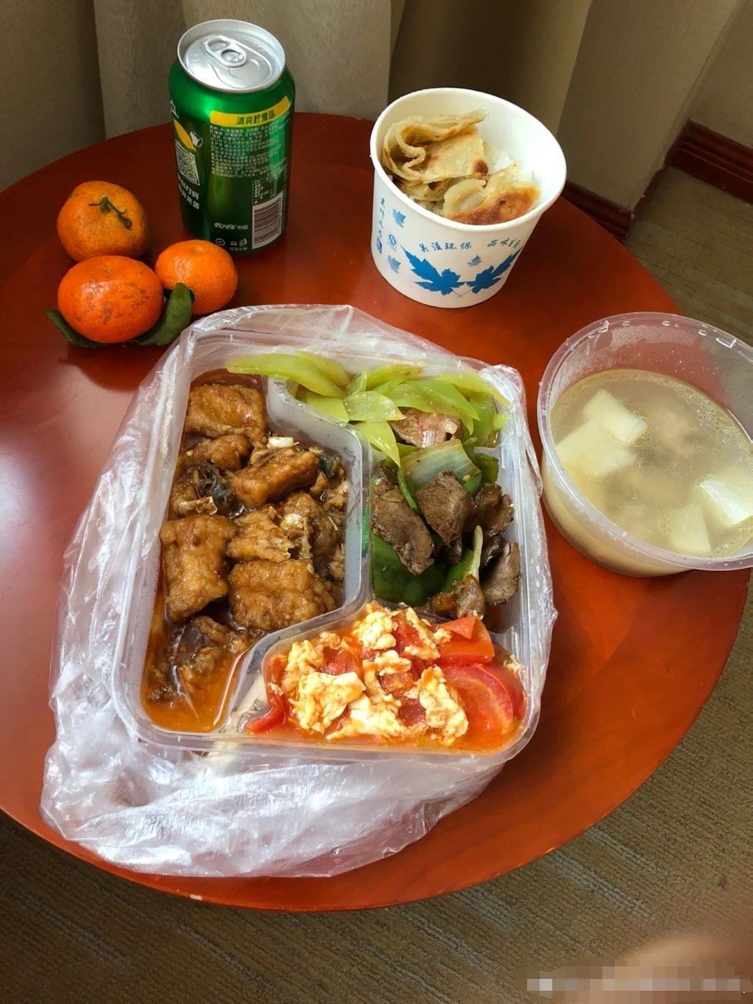 ▲志願者小米（化名）在微博上分享隔離期間的餐食。（圖／翻攝澎湃新聞）