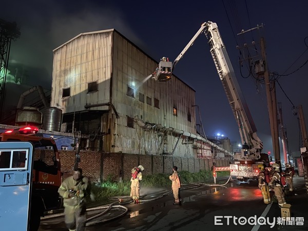 ▲台南市仁德區崑崙路1家果糖工廠凌晨傳出火警，台南市消防局據報全力搶救。（圖／記者林悅翻攝，下同）