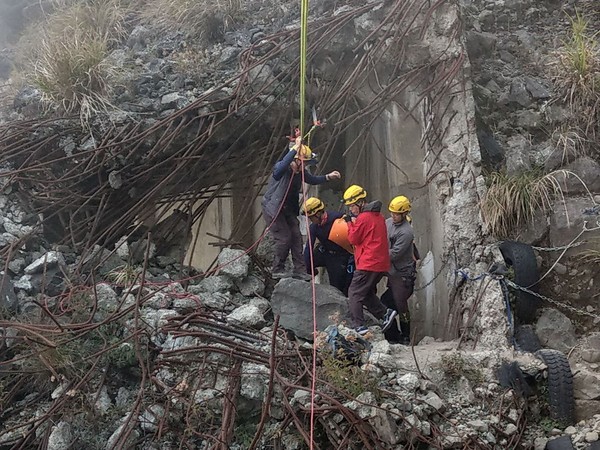 ▲消防人員於阿里山眠月縣鐵道救援跌落山谷民眾。（圖／嘉義縣消防局提供）