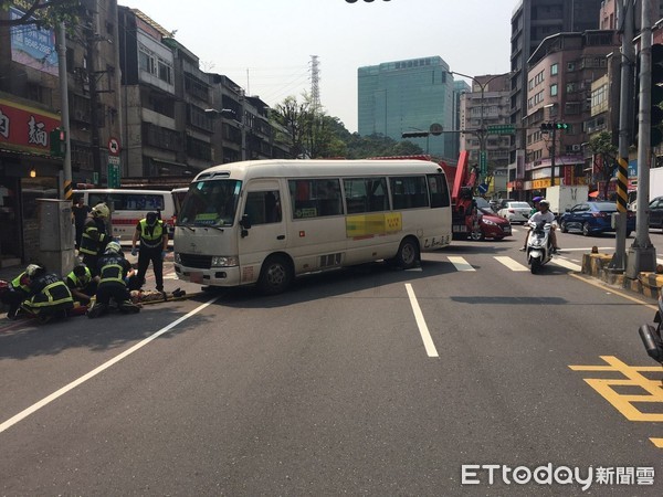 ▲汐止新台五路21中午發生一起小客貨車撞倒過馬路行人的死亡車禍 。（圖／記者張君豪翻攝）