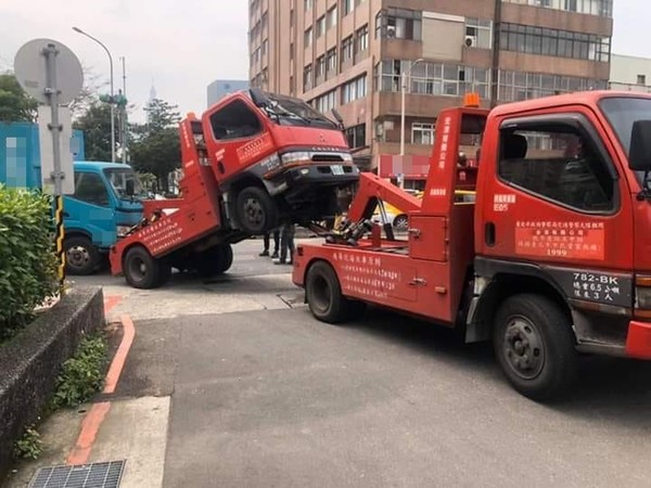 ▲▼台北市南港區20中午一輛拖吊車拖貨車時不幸失敗「翹孤輪」。（圖／翻攝「爆料公社」）