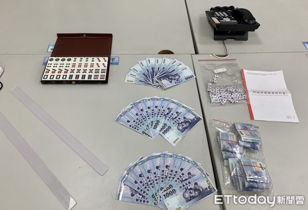 ▲疫情升溫但仍有賭客不怕罹病近距離狂賭麻將筒子遭警方查獲。（圖／記者張君豪翻攝）