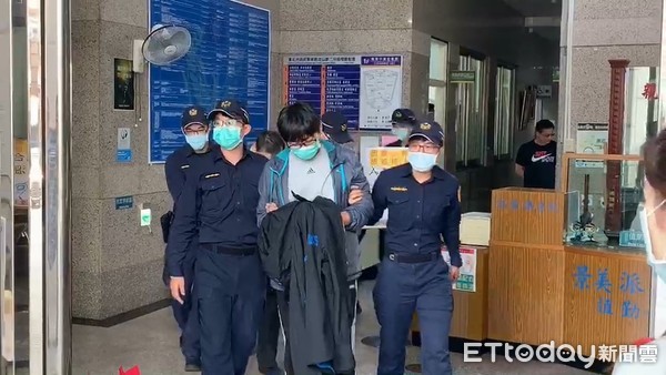 ▲疫情升溫但仍有賭客不怕罹病近距離狂賭麻將筒子遭警方查獲。（圖／記者張君豪翻攝）