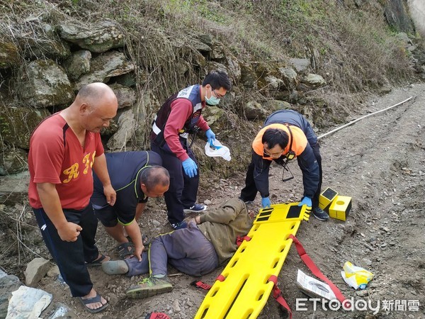 ▲▼ 台東吉普車墜2公尺山坡，駕駛自行脫困爬出            。（圖／記者楊鈞典翻攝，下同）