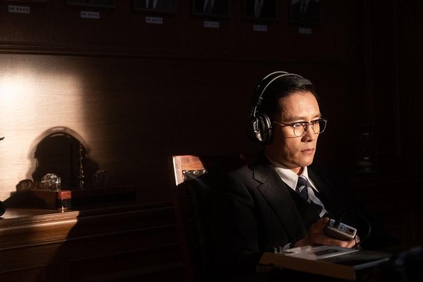 《南山的部長們》以韓國總統朴正熙遭暗殺事件為原型，李炳憲在片中飾演中央情報部部長。（車庫娛樂提供）