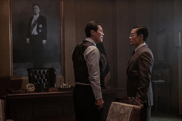 李炳憲（右）與飾演青瓦台警衛室室長的李熙峻（左）在電影中針鋒相對，一場場政治角力演來怵目驚心。（車庫娛樂提供）
