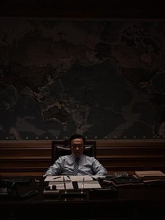 李星民在《南山的部長們》飾演獨裁總統，手握權力卻對身邊的幕僚十分猜忌。（翻攝自Naver電影）