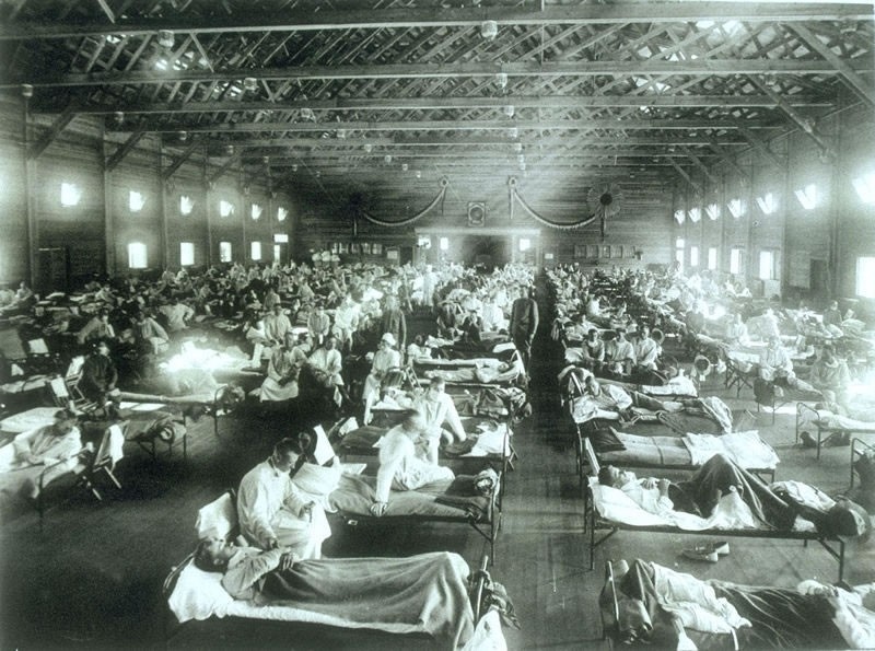▲▼回顧1918年西班牙流感的歷史，可以發現上一次世紀疫災從哪裡開始至今沒有定論，但幾乎可以確定並非來自西班牙，且可能的來源包括中國在內。圖為美國堪薩斯州的軍營醫院，病房內被感染西班牙型流行性感冒的軍人塞滿。（圖／翻攝自Army.mil）