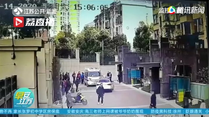 陽台玻璃裝一半！3歲兒墜9樓　爸目睹崩潰：老婆追不上…衝下樓見奇蹟一幕。（圖／翻攝《江蘇新聞》）