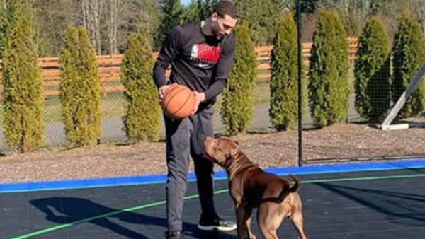 ▲公牛球星拉文找愛犬一對一單挑。（圖／翻攝自@SportsCenter推特）