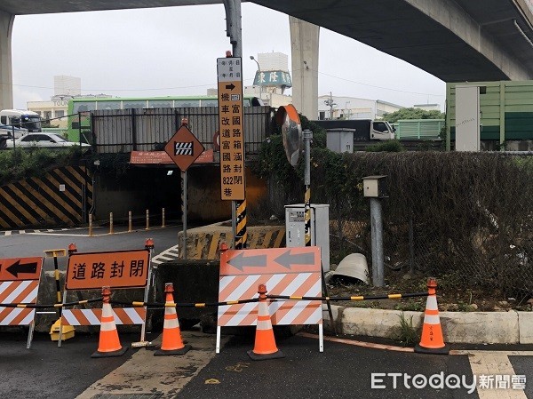 ▲桃園市富國路陸楀涵洞機車道封閉，機車騎士改道行駛。（圖／桃園警分局提供）