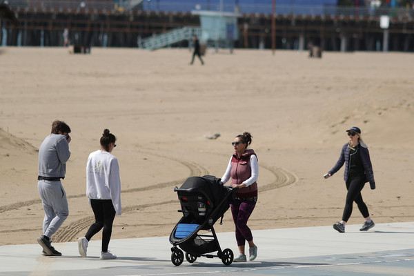 ▲▼新冠肺炎疫情擴散，加州海灘仍有不少民眾無視官方呼籲到海灘散心。（圖／路透）