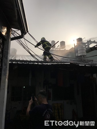 ▲屏東市長春巷火警，消防人員前往灌救            。（圖／記者陳崑福翻攝）