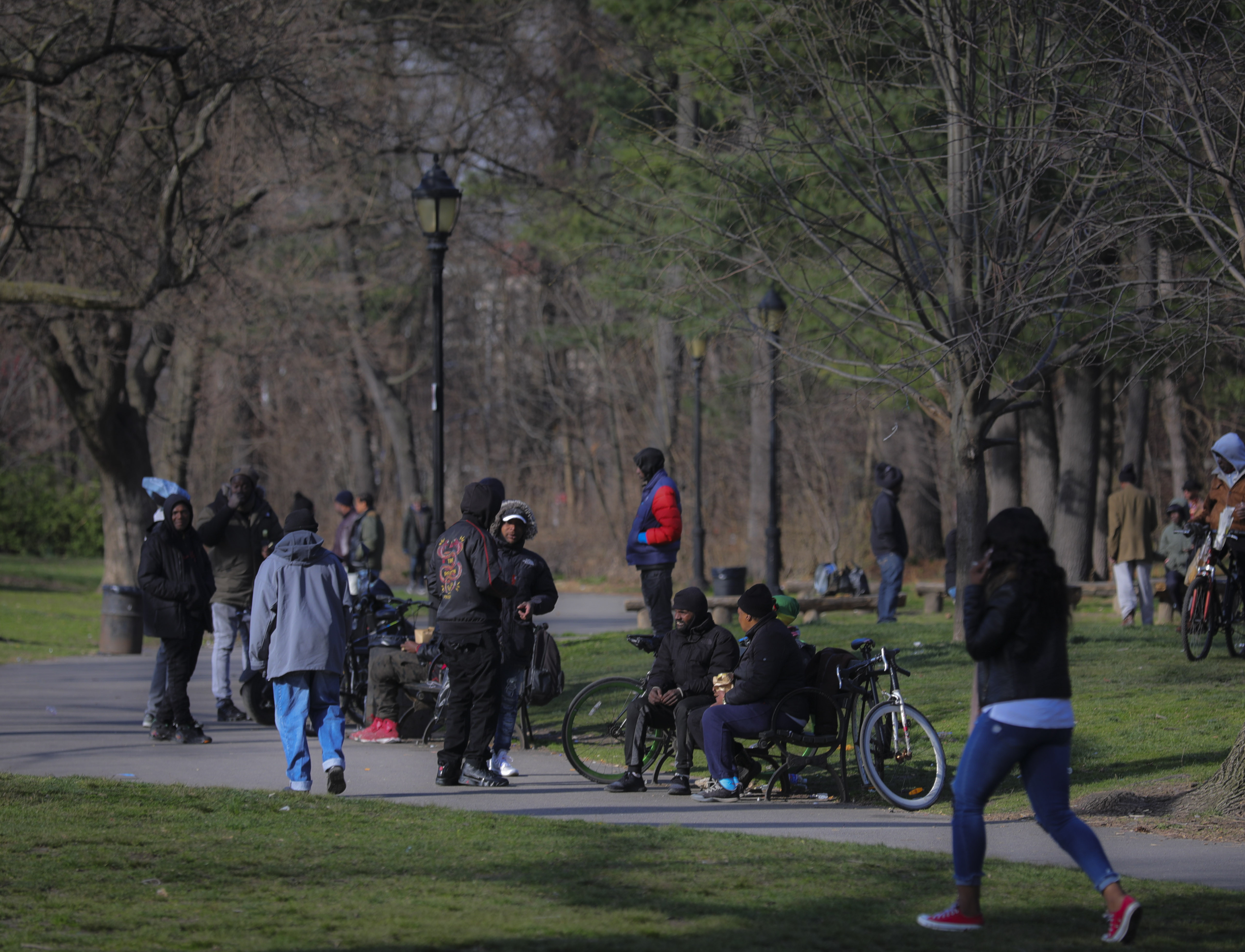 ▲▼紐約布魯克林一處公園，人們仍然聚集再一起閒話家常。（圖／達志影像／美聯社）