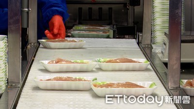 生肉「躺著超謎綠葉」不只一片　萬人超困惑！內行人曝用途