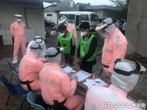 ▲屏東地檢署指揮海巡署相關單位及警方查獲漁船載運越南籍偷渡客入境             。（圖／記者陳崑福翻攝）