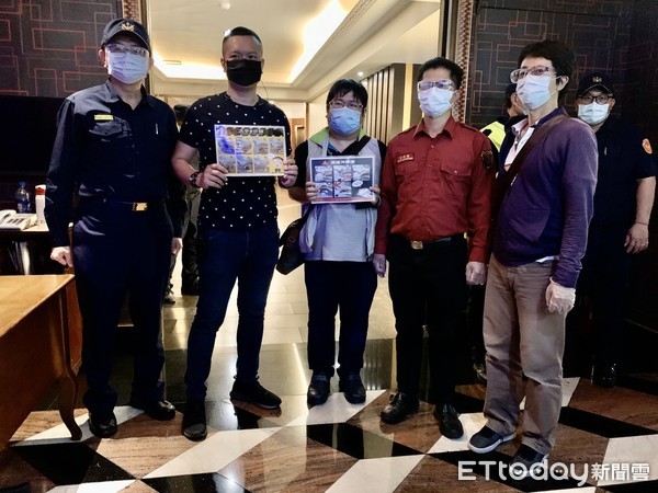 ▲台南市政府與台南市警局各分局組成聯合稽查小組，22日深夜至23日清晨，規劃實施擴大臨檢，嚴查居家隔離、檢疫趴趴走。（圖／記者林悅翻攝，下同）