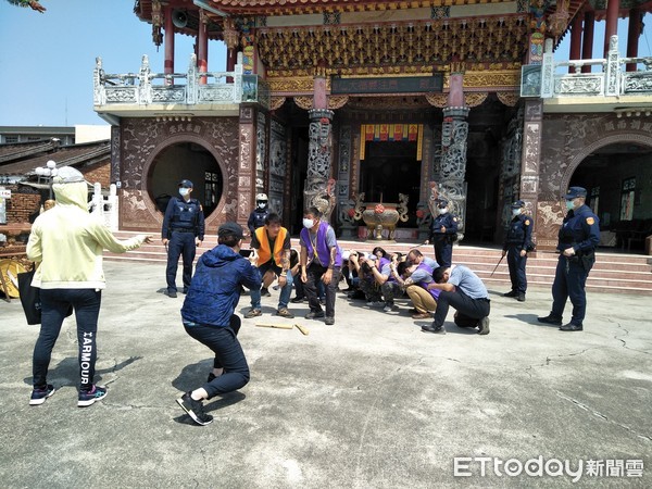 ▲台南市刑警大隊刑警與新營分局制服員警共同拍攝宣導短片，並結合「拱手、不握手、繞境防疫、不鬥毆」的概念宣導防疫之重要。（圖／記者林悅翻攝，下同）