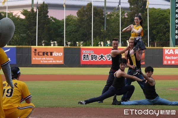 Fw: [新聞] 劉真也在職棒華麗熱舞　坐舞者肩上為兄弟開球