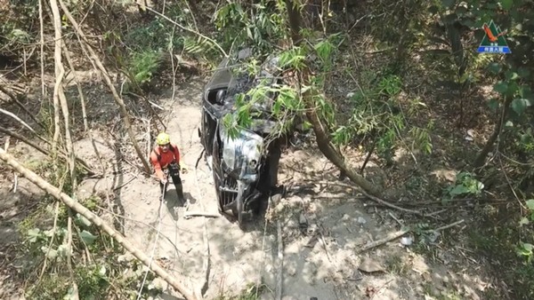 ▲一台休旅車於台20線六龜荖濃路段爆衝墜入30公尺深山谷。（圖／高雄市六龜救難協會飛鷹大隊提供）