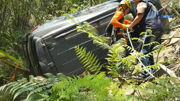 ▲一台休旅車於台20線六龜荖濃路段爆衝墜入30公尺深山谷。（圖／高雄市六龜救難協會飛鷹大隊提供）