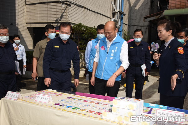 ▲高雄市長訪市警局大讚好棒！勉勵警方在防疫期間相當辛苦             。（圖／記者吳奕靖翻攝）